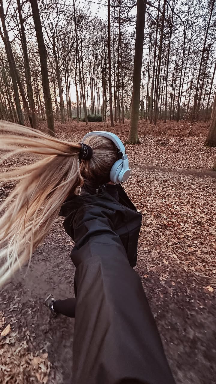 Instagram post by @lisstilemans for Myprotein Nederland. Caption reads: 15 KM !!! 😭😍🥇 Het was de laatste kilometers....