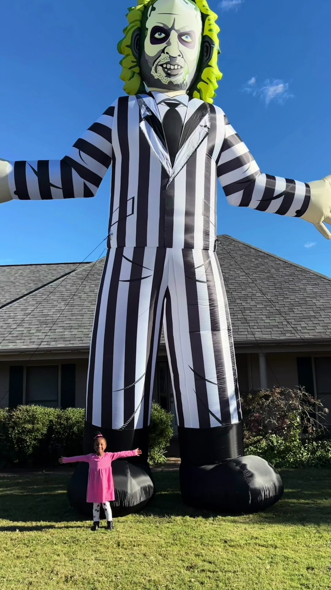 TikTok post by @delaneydream for Halloween Costumes. Caption reads: This Thing is HUGE‼️Thank....