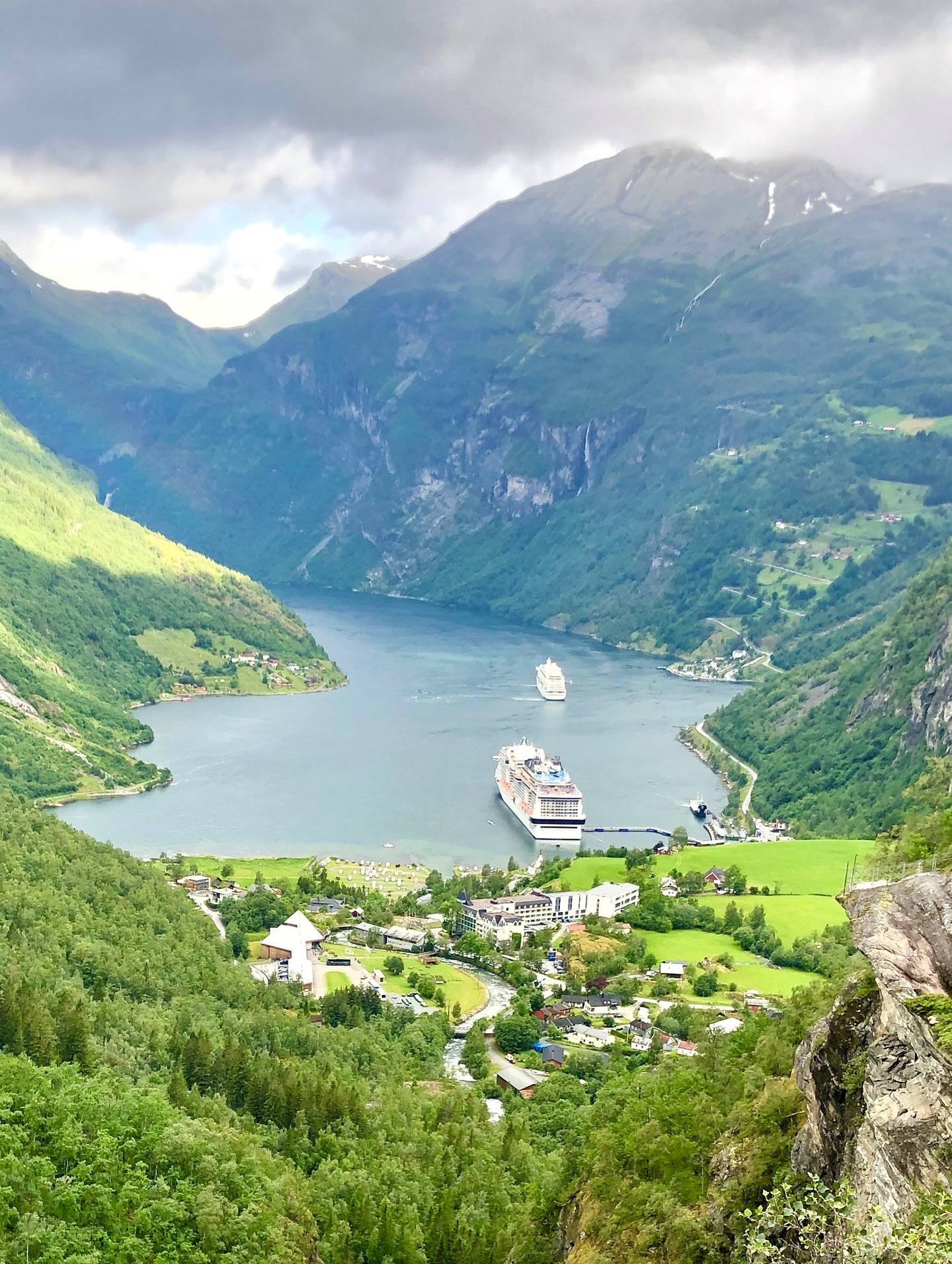 Instagram post by @saffetemretonguc for Club Med. Caption reads: YURT DIŞINDA ÇALIŞMAK İSTER MİSİNİZ?

🚢Yıllardır....