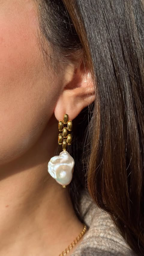 Instagram post by @tessavkersbergen for Monica Vinader. Caption reads: [...] pearl pieces for winter, on sale....