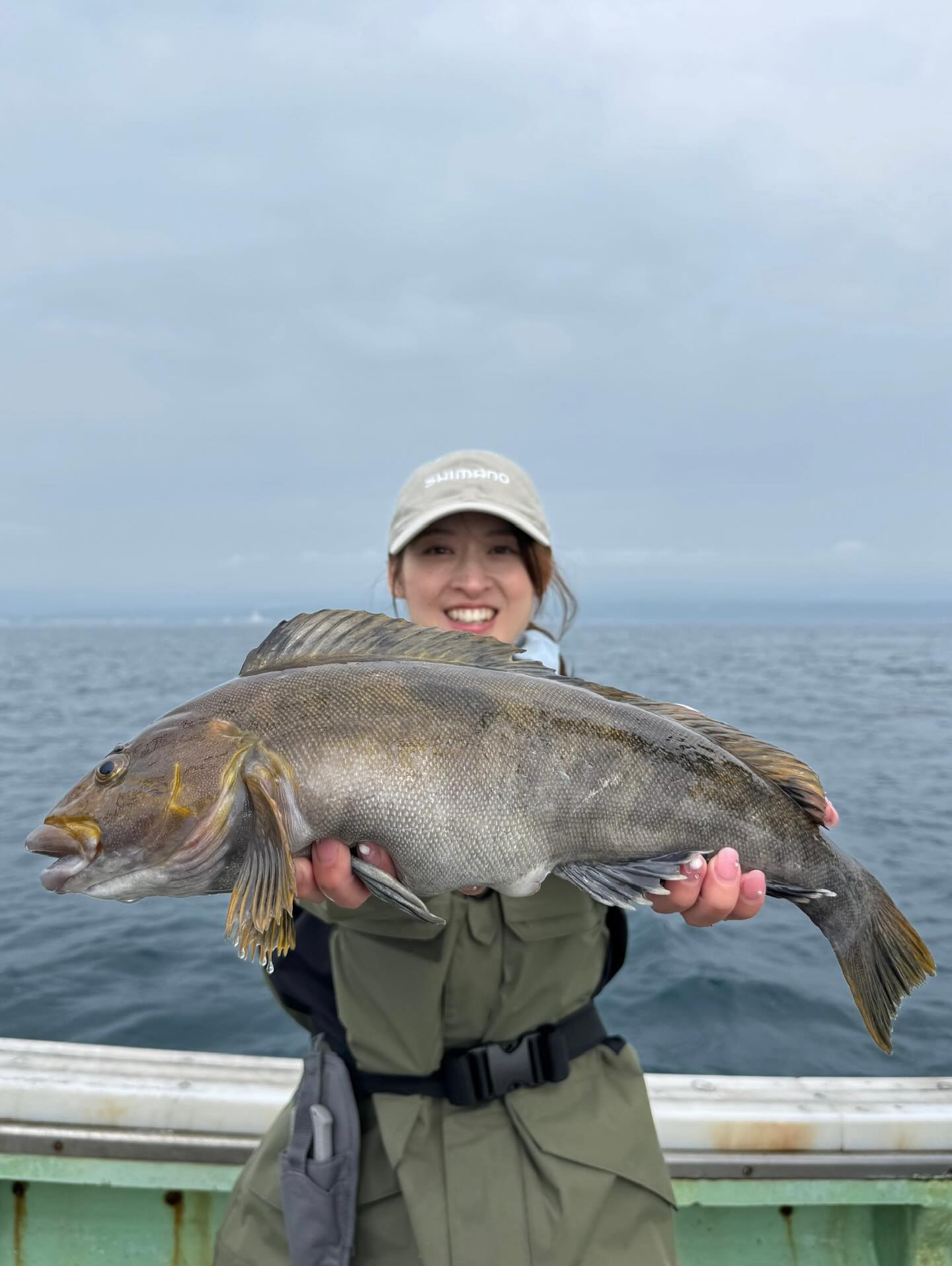 Instagram post by @hugmon111 for ShimanoFishing Japan. Caption reads: 【強いヒキが忘れられないの】

ガツンと重いあたりと力強い首振りで上がってきたのは、大きなアブラコ(....