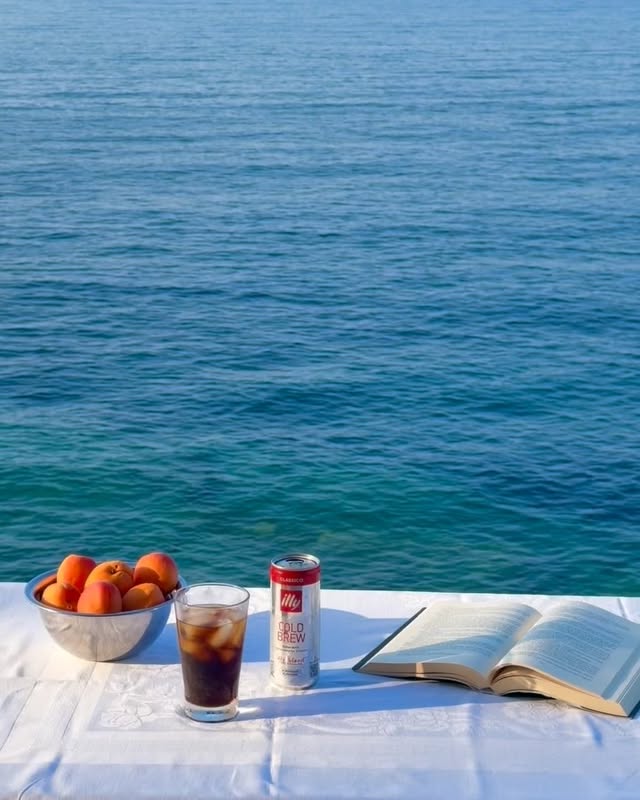 Instagram post by @nicoleo__ for illy. Caption reads: [...] summer at home: the heat, the sea and....