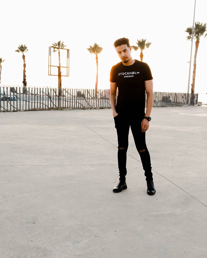 Instagram post by @ayoubouia for Spreadshirt. Caption reads: [...] time you've witnessed a sunrise ?

Outfit :....