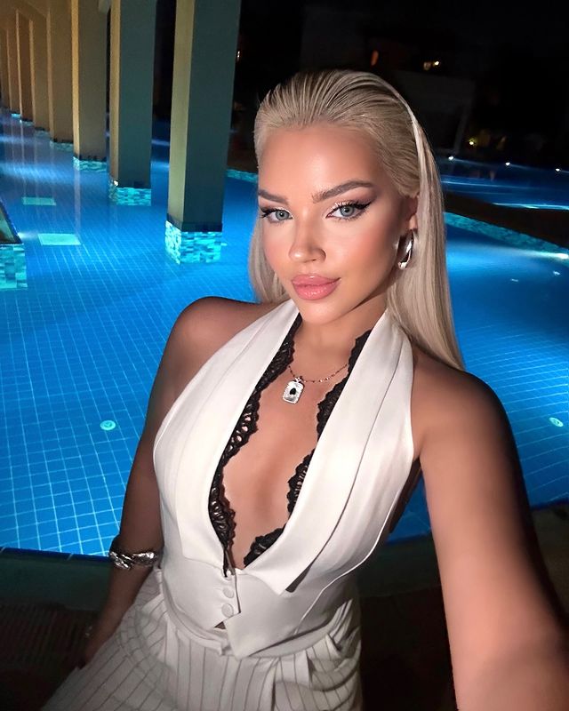 Instagram post by @asliiates for Black Fashion. Caption reads: Cherish the day 🌙 
 #reklam.