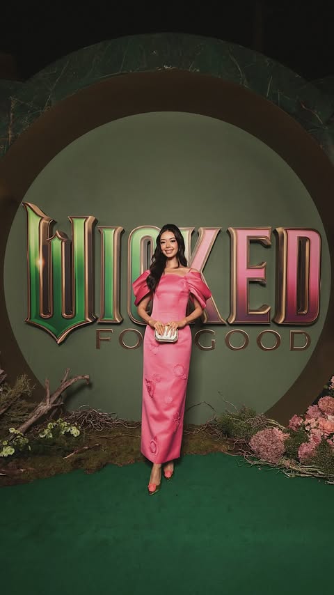 Instagram post by @taramilktea for Roger Vivier. Caption reads: [...] more Wicked if they tried.

A little....