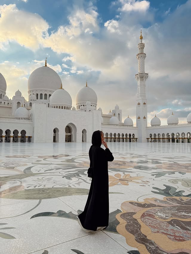 Instagram post by @theresalenaforster for Visit Abudhabi. Caption reads: Anzeige l in awe 🕌 @visitabudhabi #InAbuDhabi.