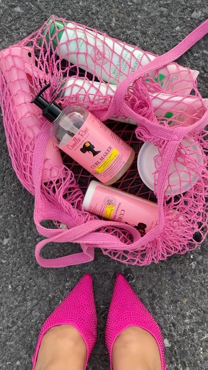 Instagram post by @kelly_baartman for Camille Rose. Caption reads: 🌸💗🎀💞 

Keen for a Masterclass?!?!? To enter....