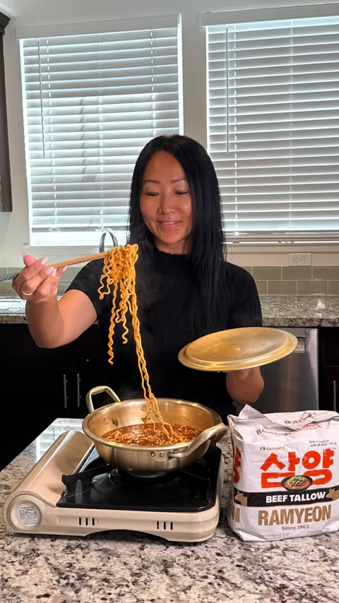Instagram post by @hungryhungryheejin for Intern Queen. Caption reads: [...] #AD #SAMYANG #SAMYANG1963 #HMART....