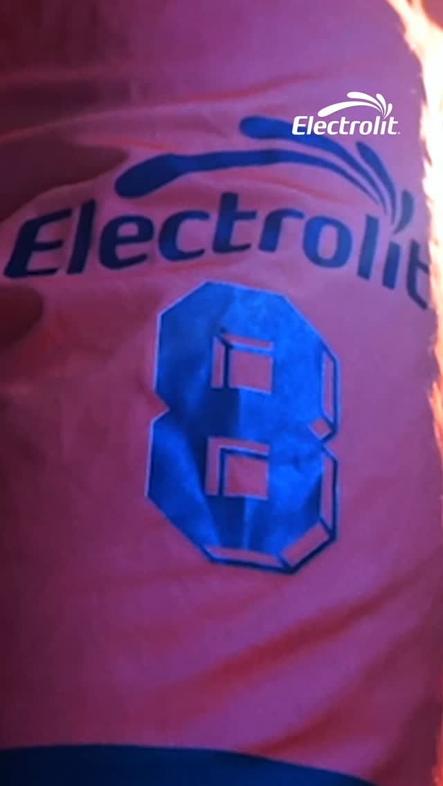 Instagram post by @envigadofc for Electrolit. Caption reads: Desde hoy, @electrolit.colombia se suma a la piel....