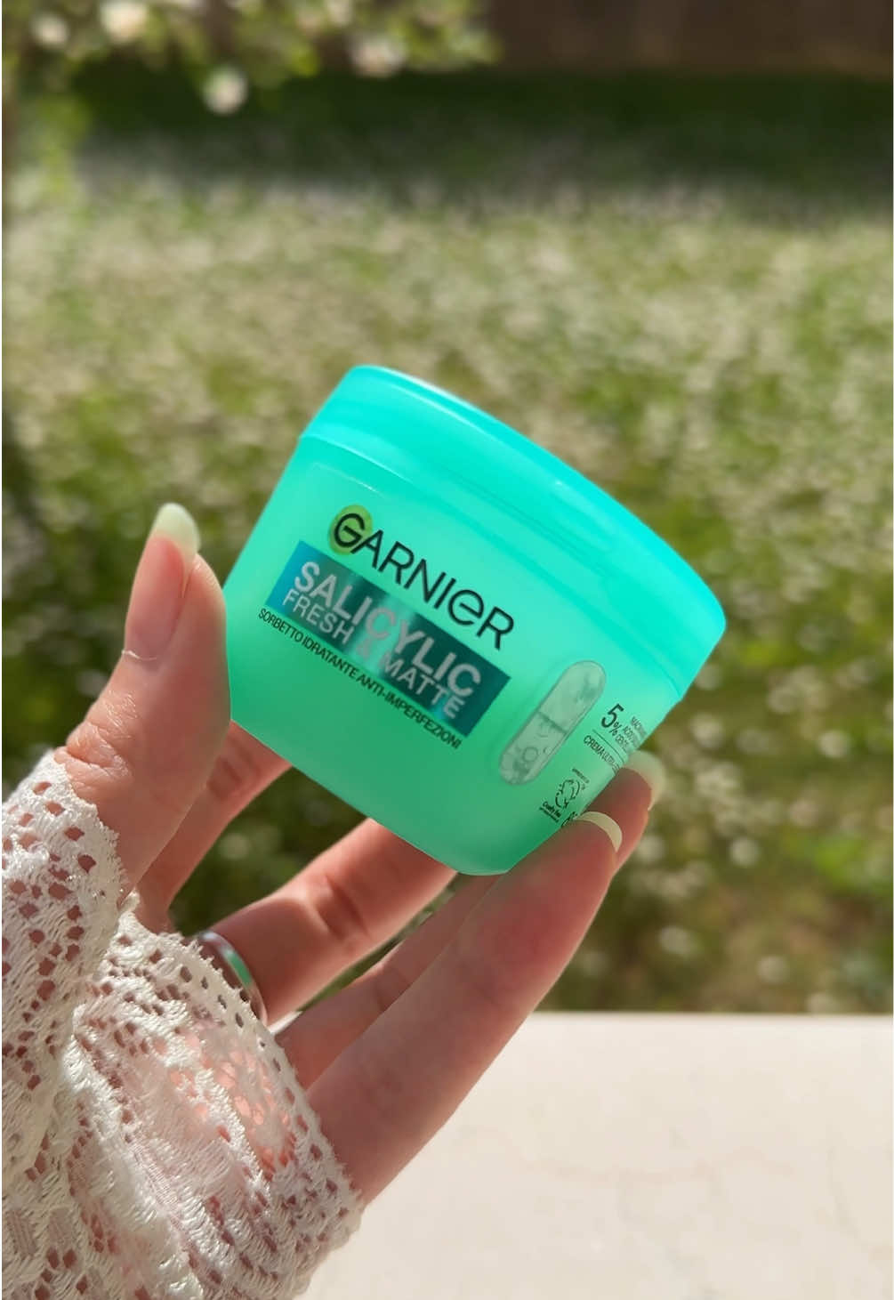 TikTok post by @rofiaa.b for garnieritalia. Caption reads: [...] sorbetto con l’acido salicilico 🩵....