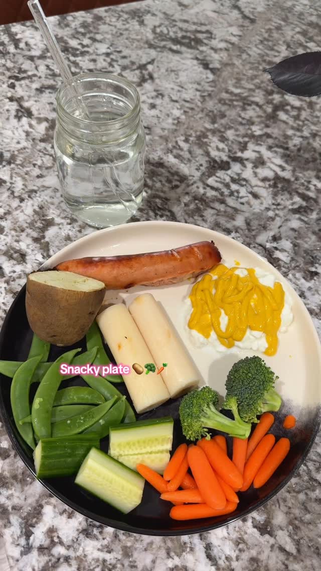 Instagram post by @lovezoepotter for Frank's RedHot. Caption reads: Happy Sunday friends, how was your weekend?

Code-....