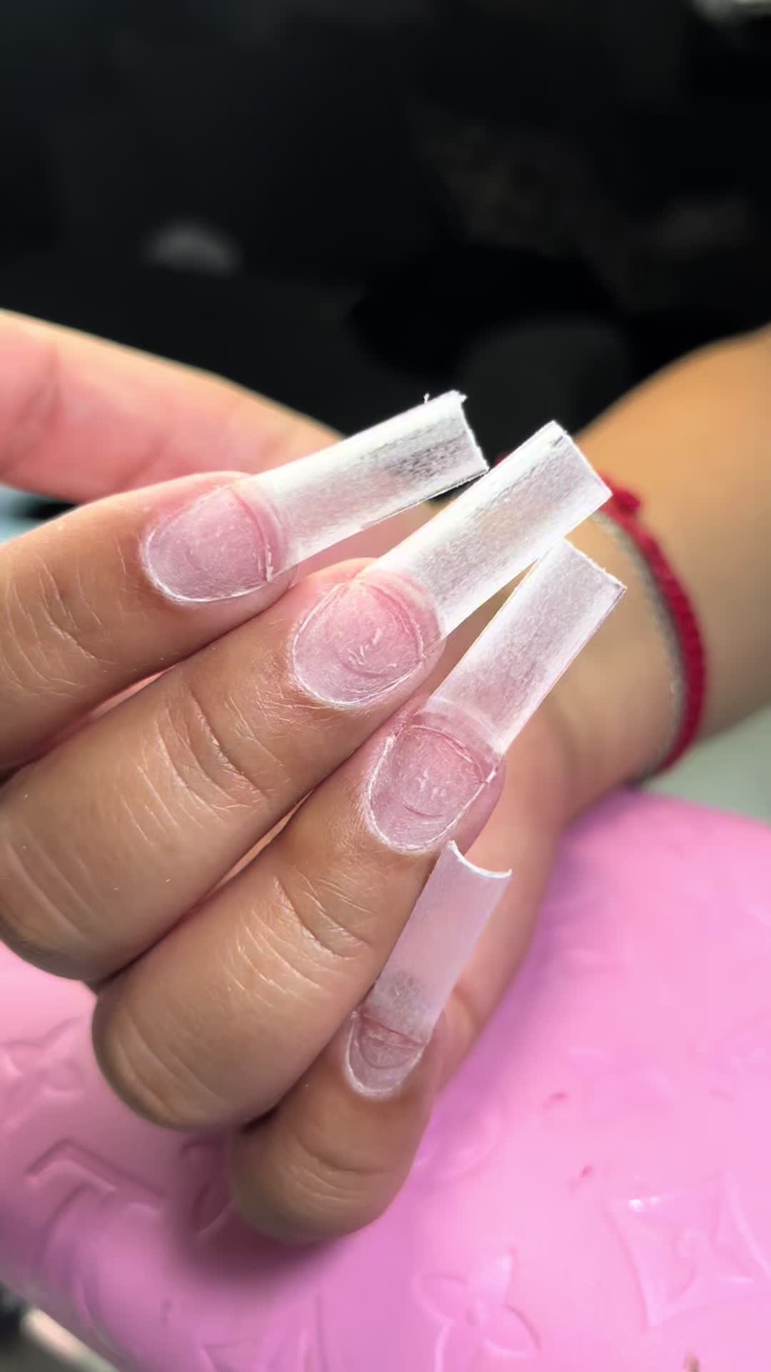 TikTok post by @kesanails for VBeautyPure. Caption reads: ❤️Uñas navideñas ❤️ @vbeautypure Código SONGOLOLON....