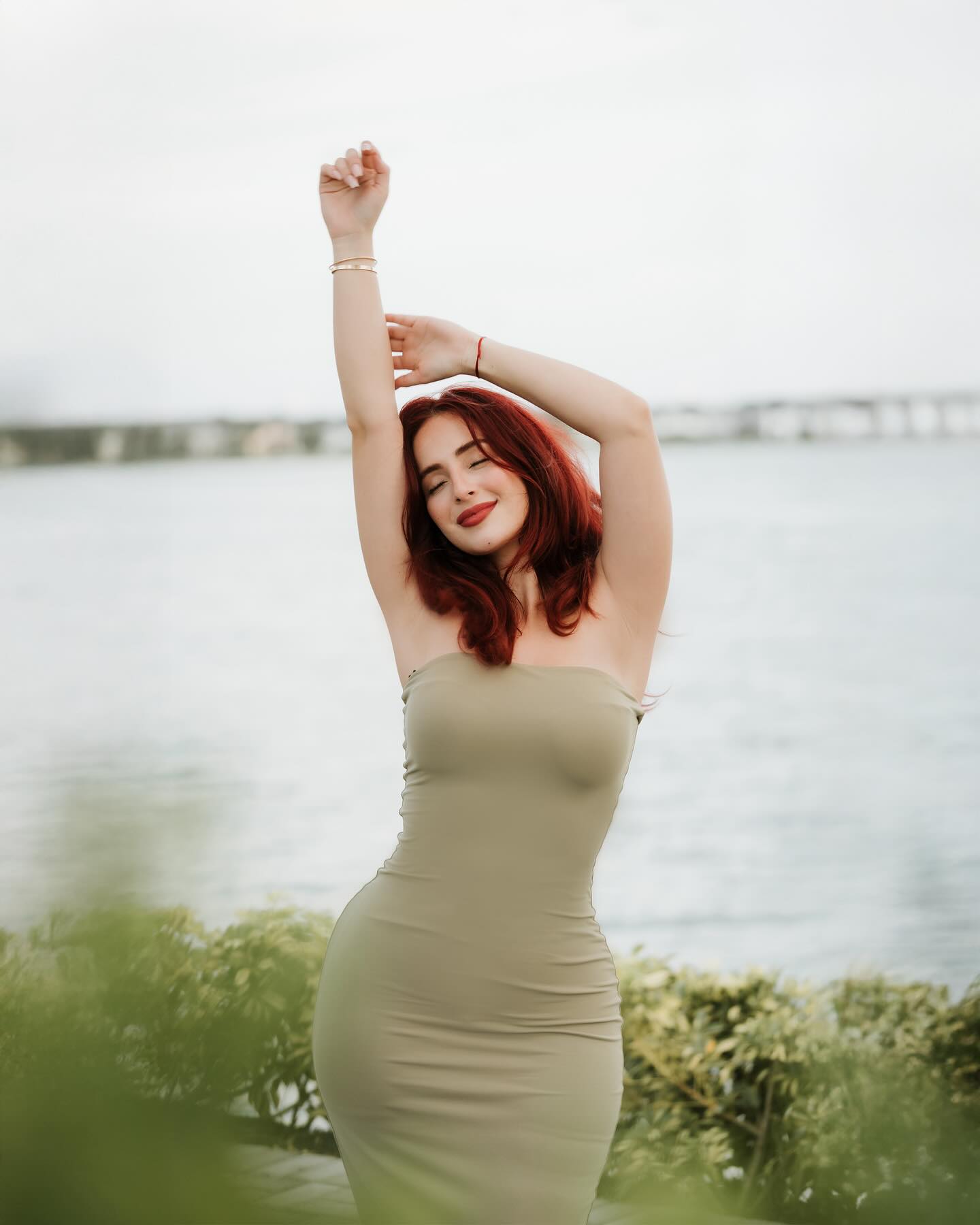 Instagram post by @nicollefigueroaa for Cyzone. Caption reads: Ese toque final que transforma todo 💋 Usando Mate....