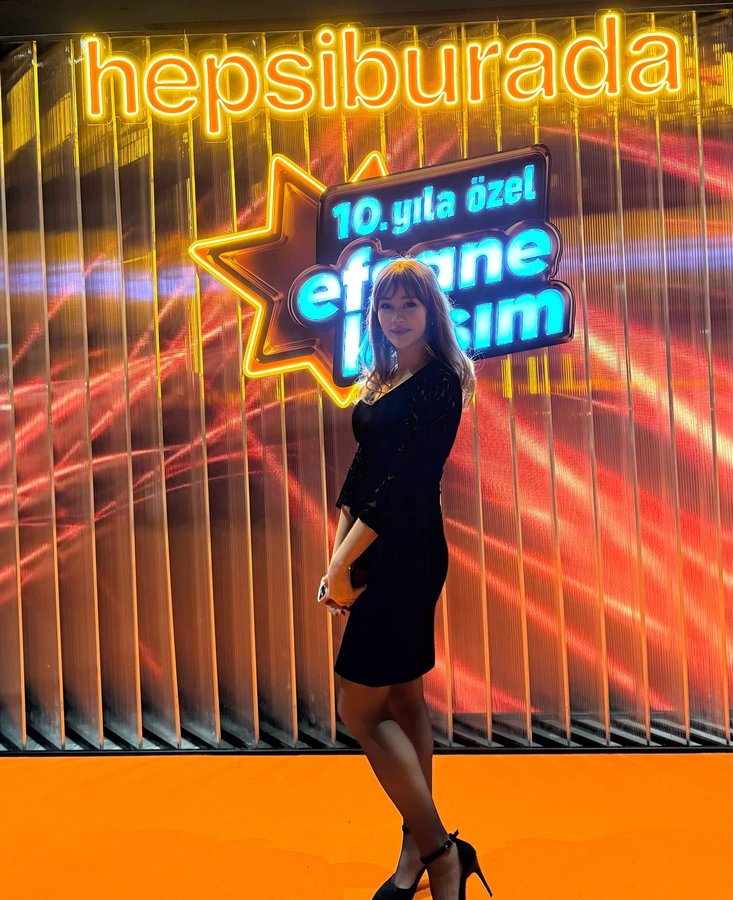 Instagram post by @elifkatze for hepsiburada. Caption reads: @hepsiburada #davet #reklam.