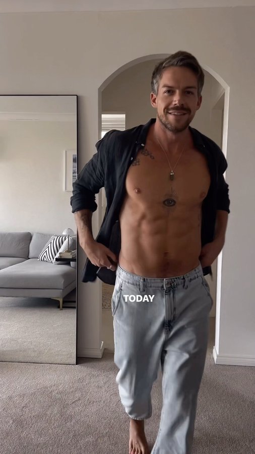 Instagram post by @thomasmalucelli for Disaronno. Caption reads: One of my cocktails of choice is the classic....