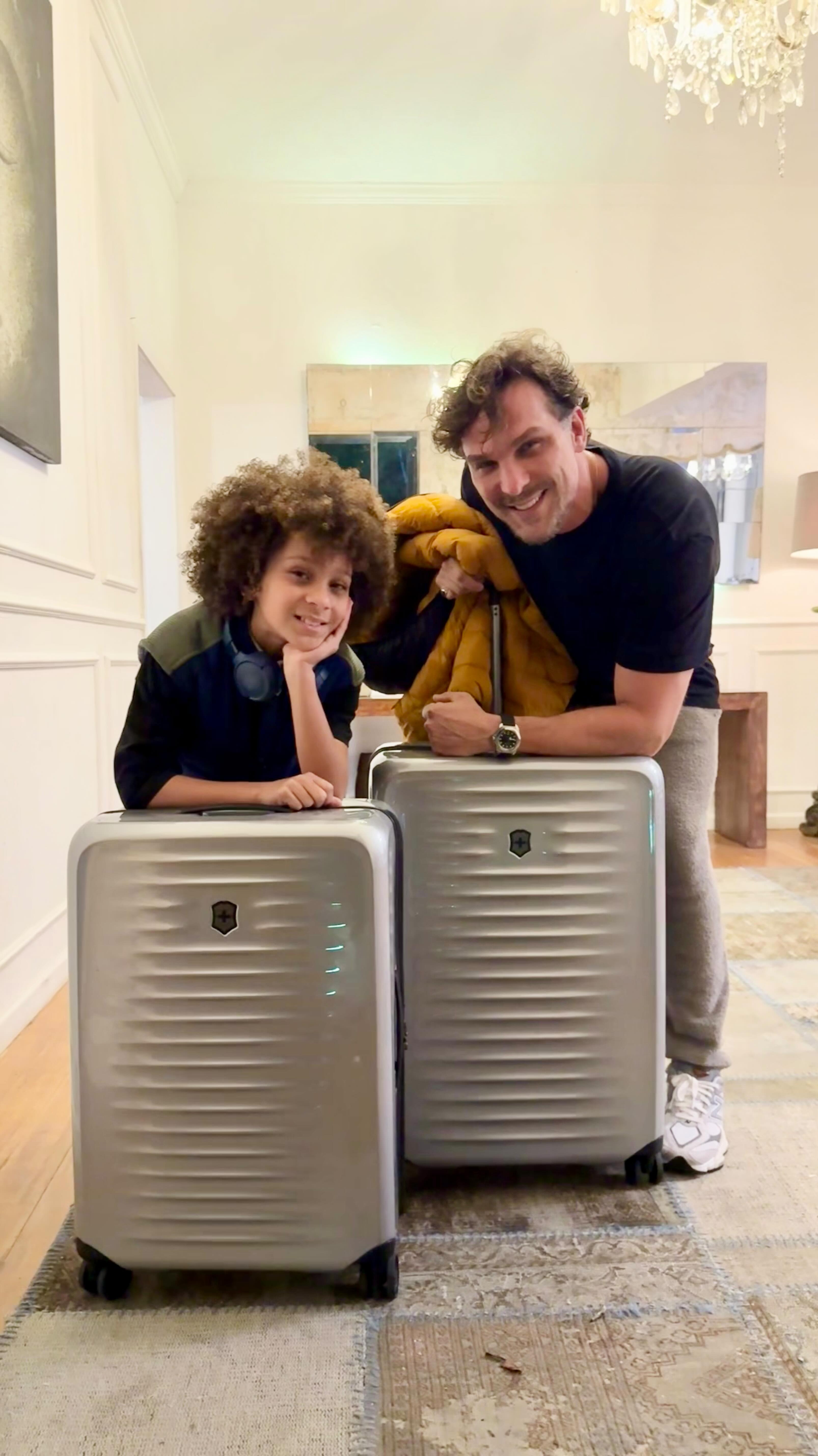 Instagram post by @igorrickli for Victorinox. Caption reads: Malas prontas pra Las Vegas… 🙌🏽✨
@victorinoxbr.