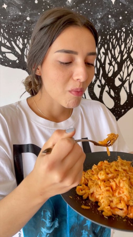 Instagram post by @danieljaramillo1 for Bang Energy Drink. Caption reads: Para esta receta necesitamos:

-1 pechuga de....