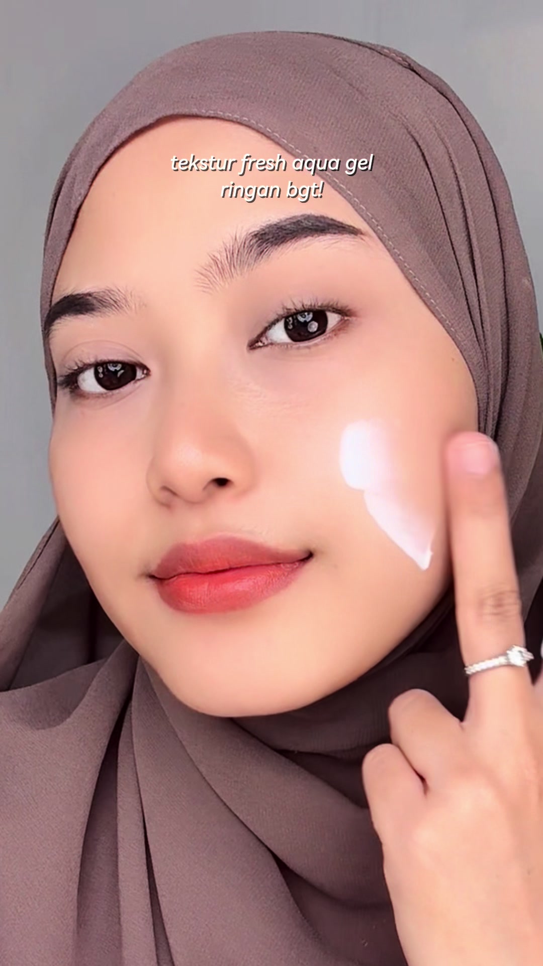 TikTok post by @_putriitidurr_ for Hanasui. Caption reads: [...] yang bikin cerahnya ga ilang ilang😍....