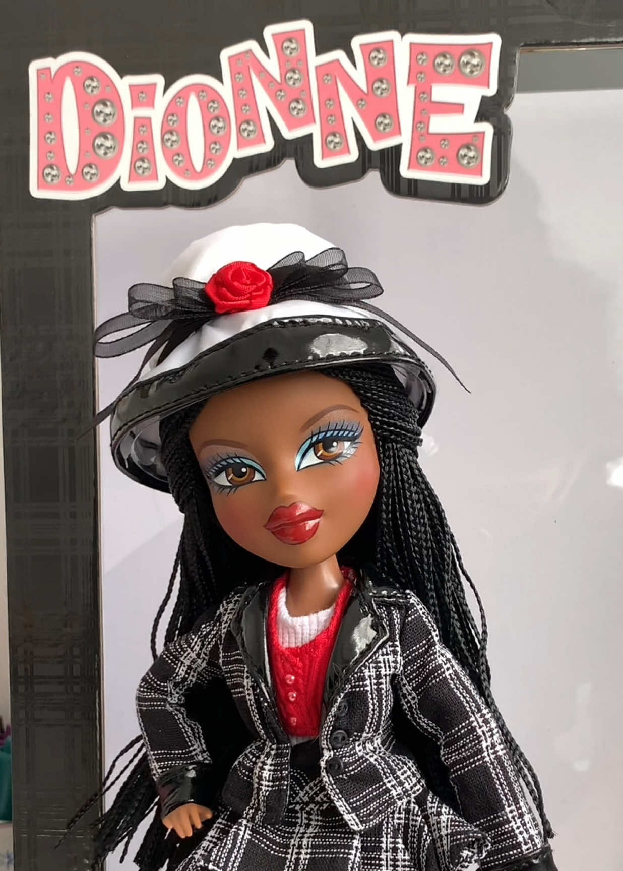 TikTok post by @soymaguijimenez for Bratz. Caption reads: Bratz x Clueless #unboxing de Dionne 💕 Gracias....