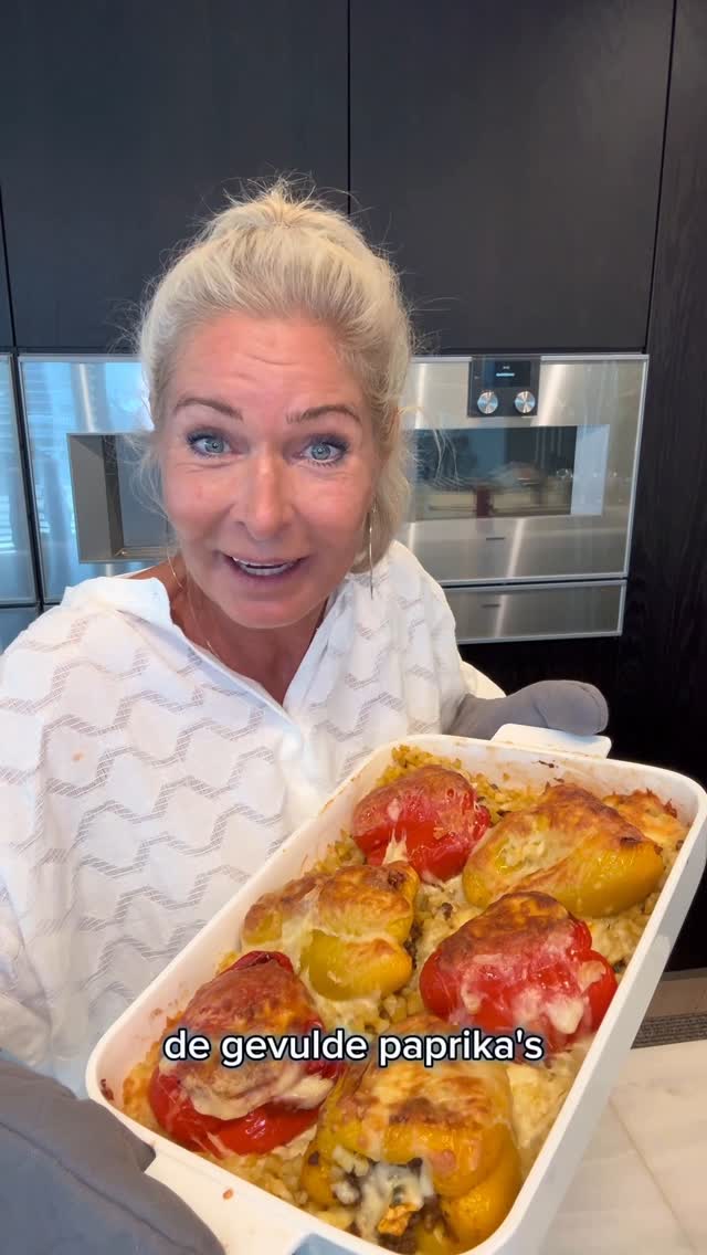 Instagram post by @mariskabauer for Albert Heijn. Caption reads: Maris, wat eten wij vandaag ?

Gevulde paprika....