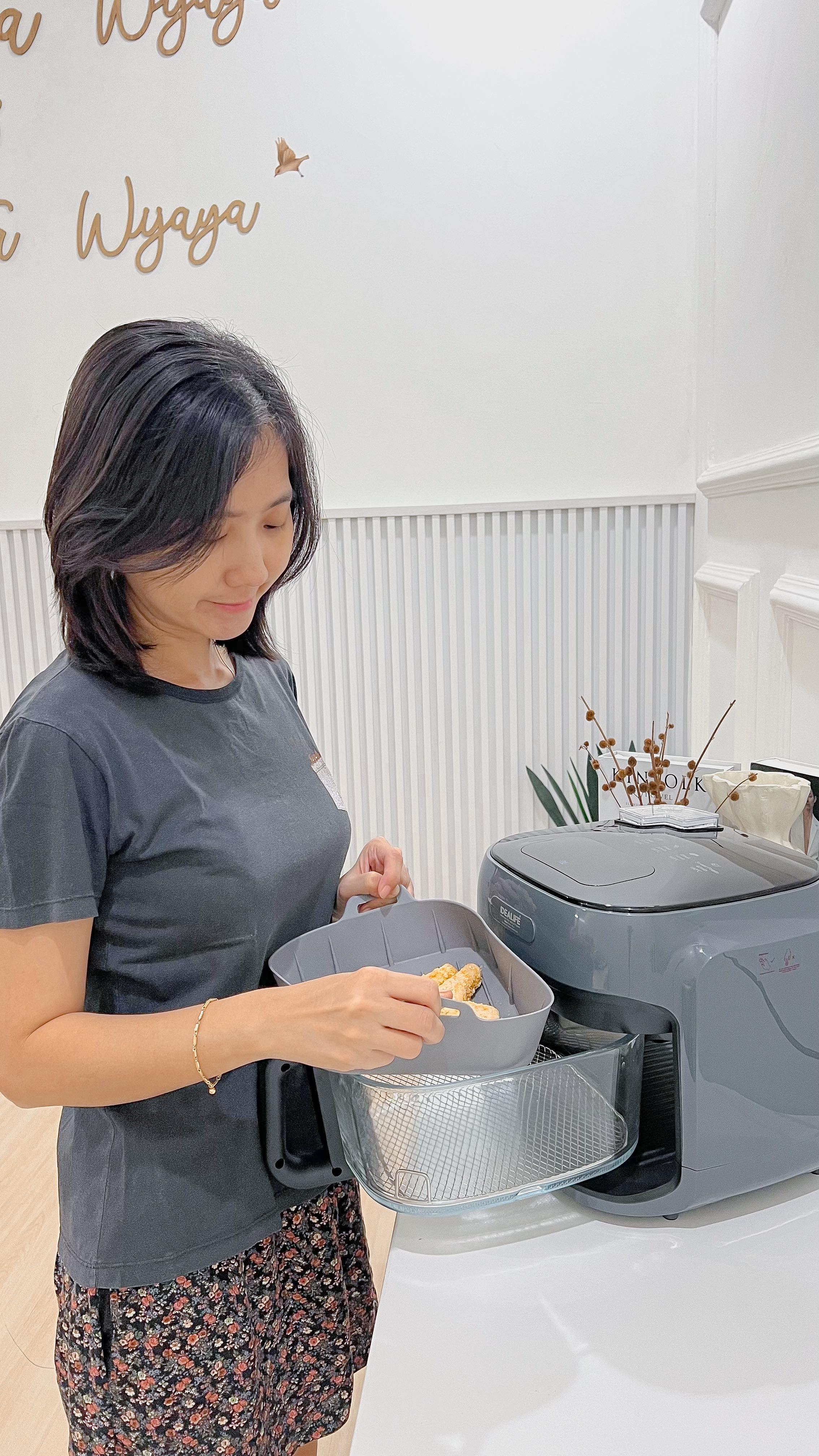 Instagram post by @liemvie for idealifeonline. Caption reads: Hiduppppp makin simpleeeeeee yaa… 
Ga ush repot”....