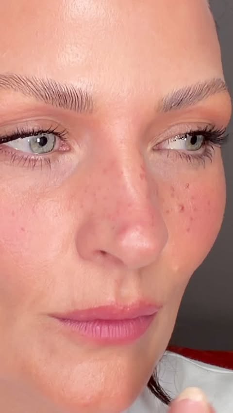 Instagram post by @samchapman for Augustinus Bader. Caption reads: [...] and soft lip definition * 8)....