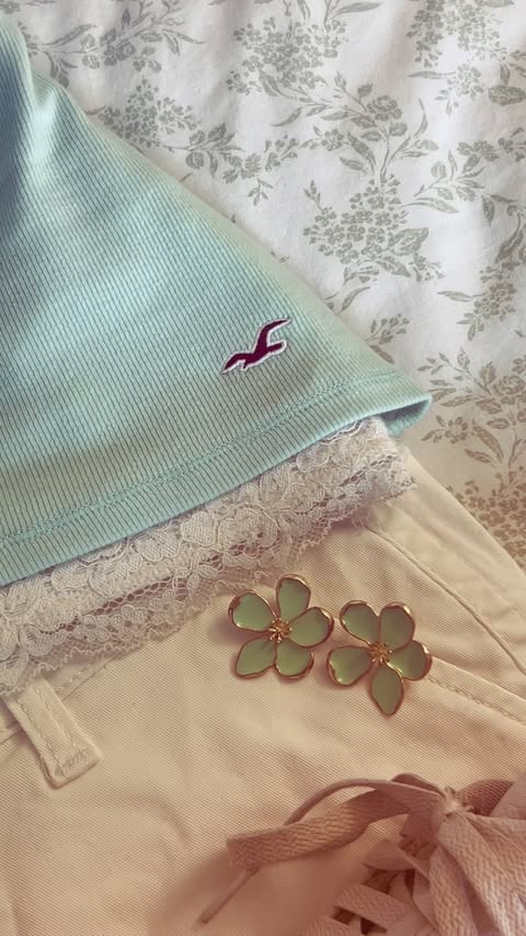 Instagram post by @lilyofthevalley081 for hollister. Caption reads: #Hollisterpartner How pretty is the Hollister late....