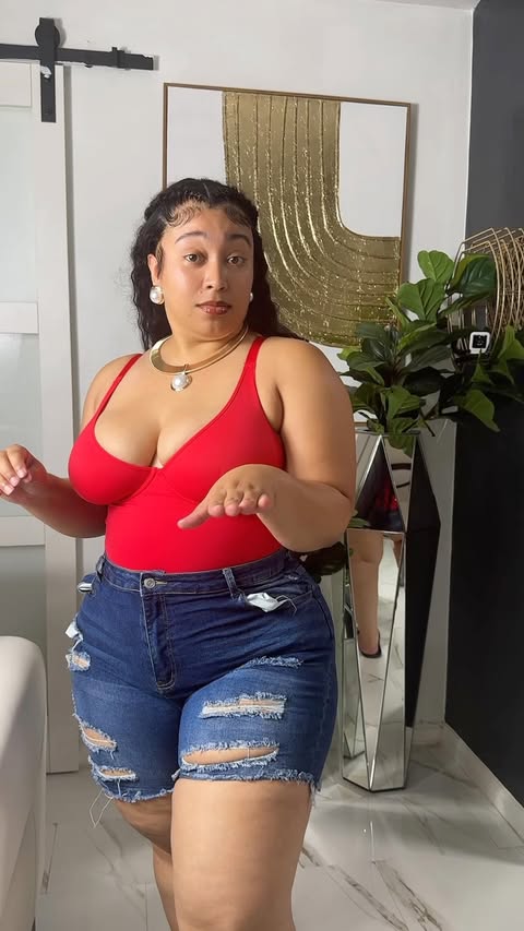 Instagram post by @yourauntiemoe for FeelinGirl. Caption reads: [...] when you use my discount code: MOE....