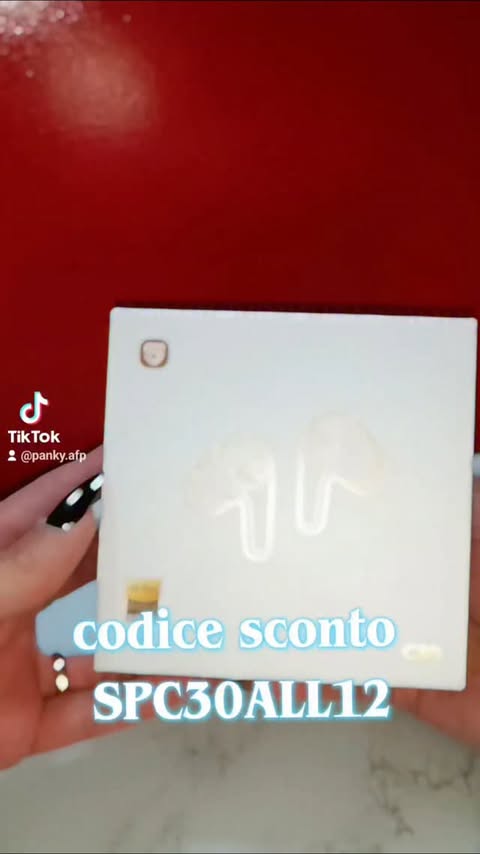Instagram post by @antoniettapiccinni92 for SOUNDPEATS. Caption reads: [...] prezzo Sto provando le SOUNDPEATS C30 e wow....
