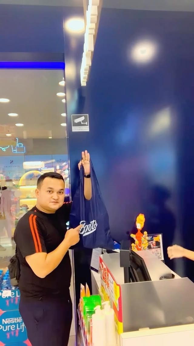 Instagram post by @johanlangit for Newlab. Caption reads: Kalian gaperlu repot-repot cari produk NEWLAB....