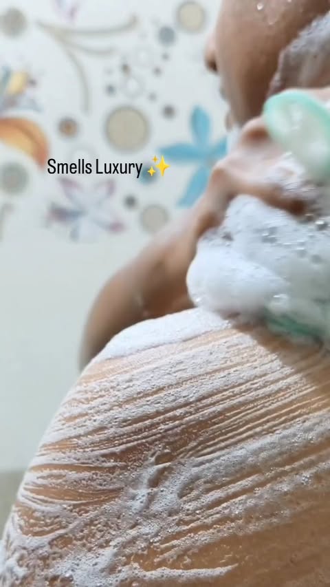 Instagram post by @ms.akshayabalaji for Namyaa. Caption reads: Comment for the Link 💗 #bodywash #showerroutine....