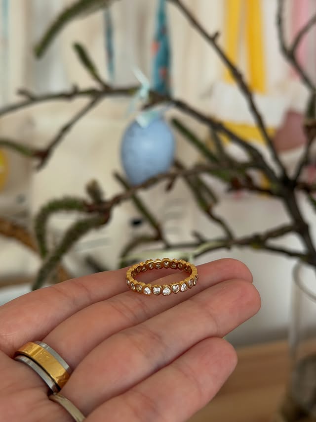 Instagram post by @vaidellia for Abbott Lyon. Caption reads: This @abbottlyon Crystal Heart Tennis Ring has....