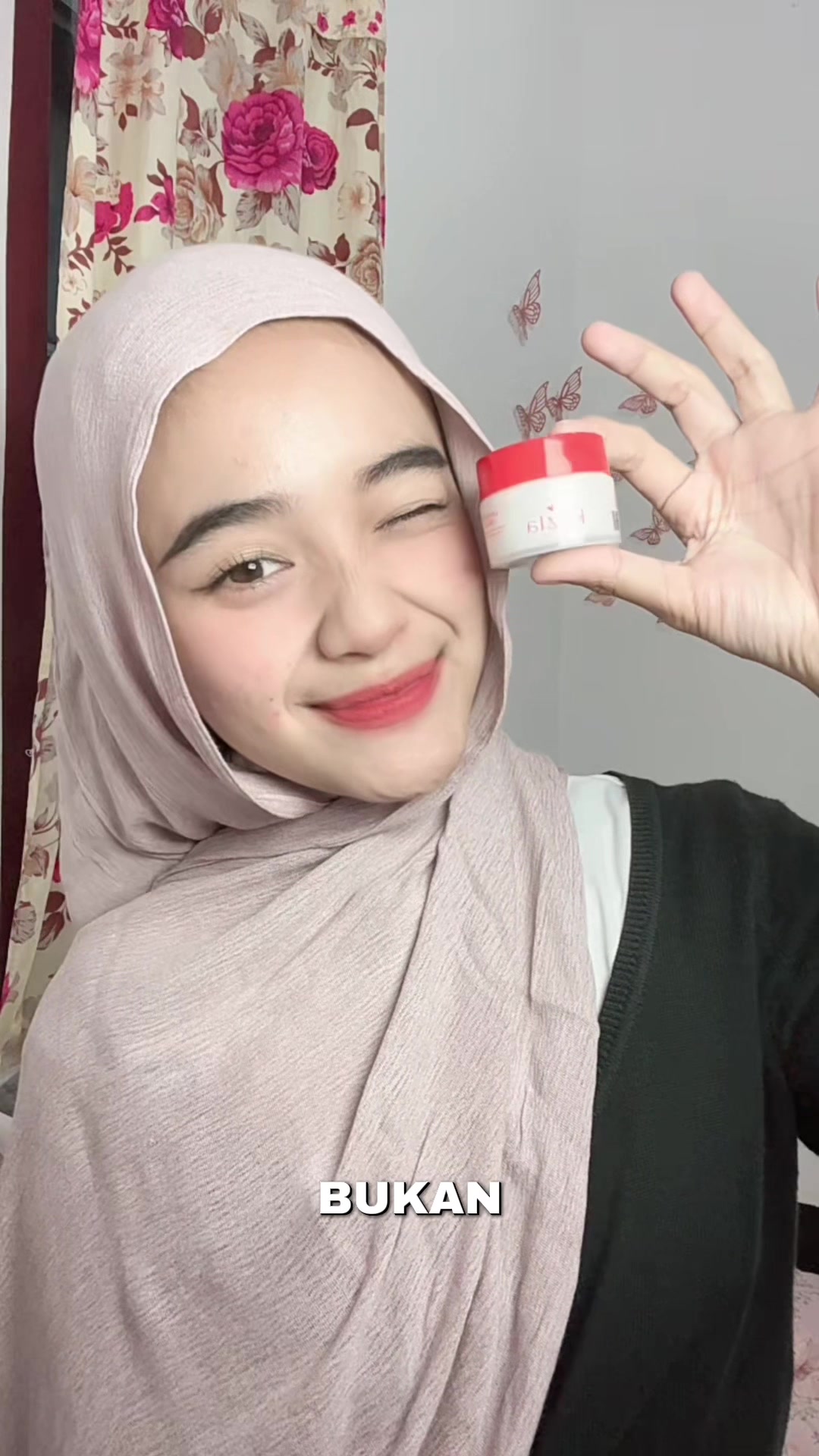 TikTok post by @desii2702 for Kezia Beauty. Caption reads: [...] pake SHOOTING CREAM NYA DARI @KEZIA BEAUTY....