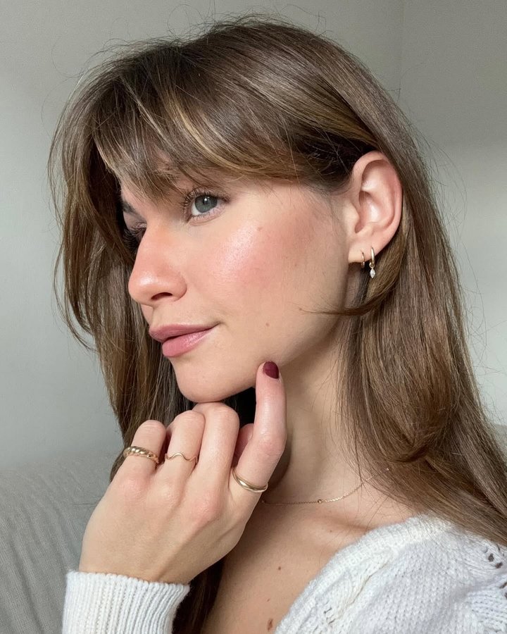 Instagram post by @lolo_bravoo for AKIND. Caption reads: [...] excited to announce the launch of @wearakind....