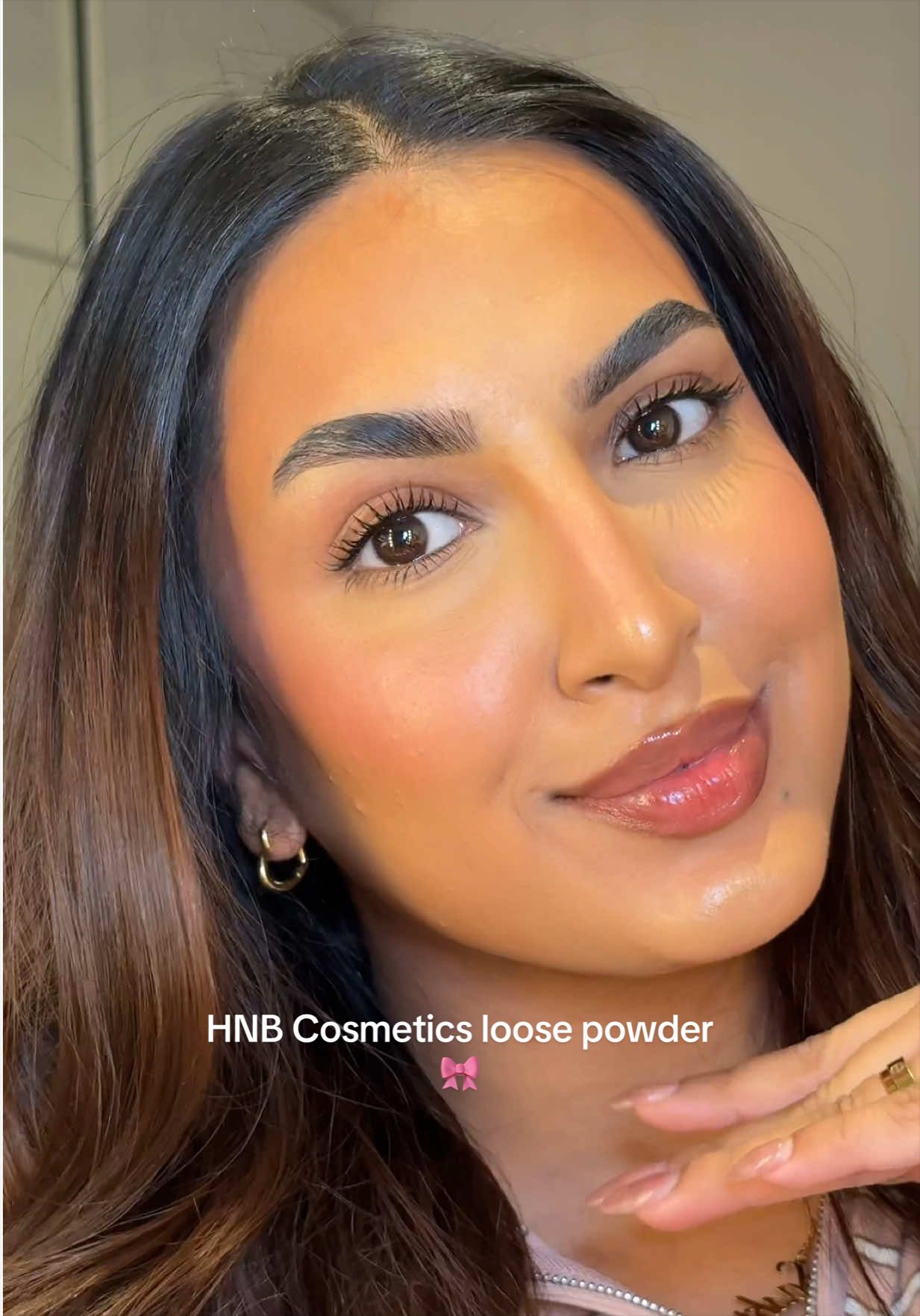 TikTok post by @saskiaxalfonso for HNB Cosmetics. Caption reads: [...] the BEST loose powder I’ve tried😍 @HNB....