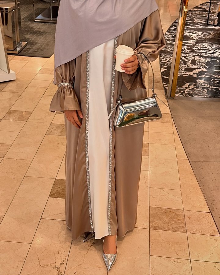 Instagram post by @itsbeyzo for Fajr Noor. Caption reads: [...] you have beauty and power ✨
Abaya....