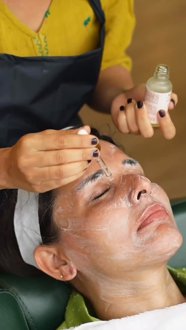 Instagram post by @ourvadodara for Vasu Healthcare. Caption reads: Your glow deserves a treat 💫

Step into the VASU....