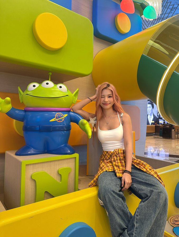 Instagram post by @miki_tew for Fly AirAsia. Caption reads: [...] ity见玩具总动员们了～🪀
还特地搭了个胡迪穿搭👖

@flyairasia....