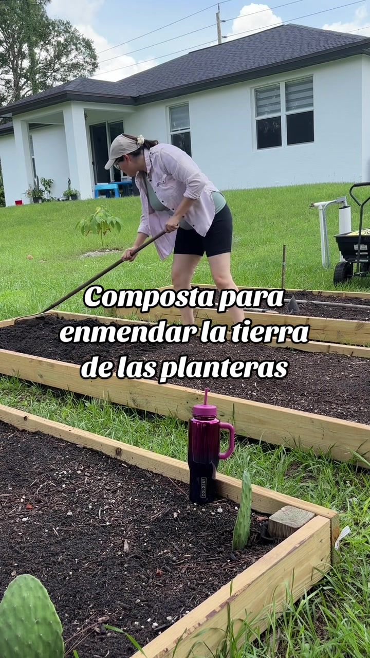 TikTok post by @mariabonita2992 for Coldest. Caption reads: Replying to @𝐿𝑖𝑧👑🖤 Preparando las planteras....