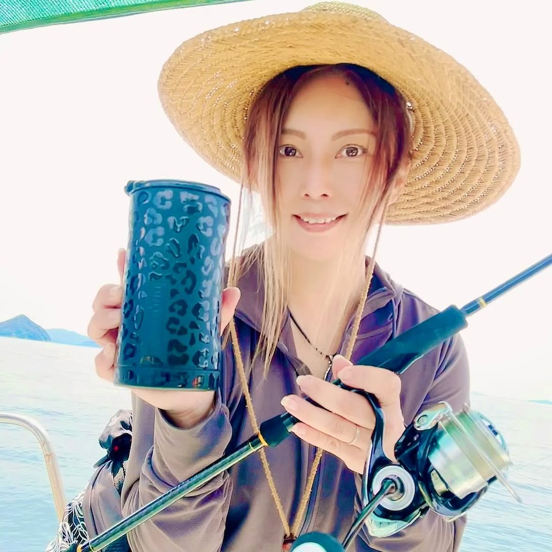 Instagram post by @mayuko_1120 for BrüMate. Caption reads: アウトドアや釣りの時の水分補給に👍
大容量でめちゃ良いよっ👍

↓私が使ってるのは↓
@brum....