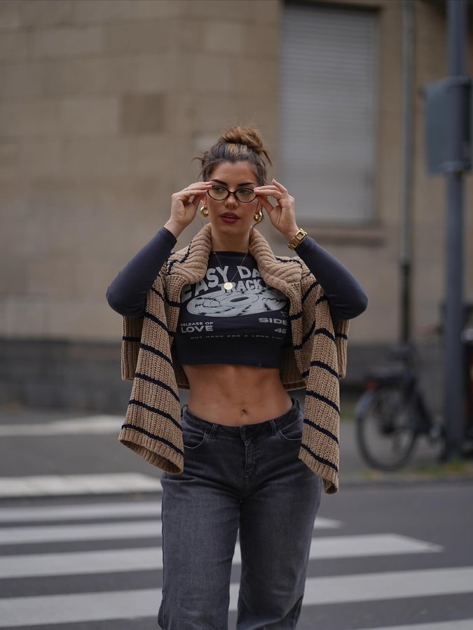 Instagram post by @jessyscara for FITJEANS. Caption reads: [...] 🤌🏽 
(Anzeige) wearing low rise baggy....