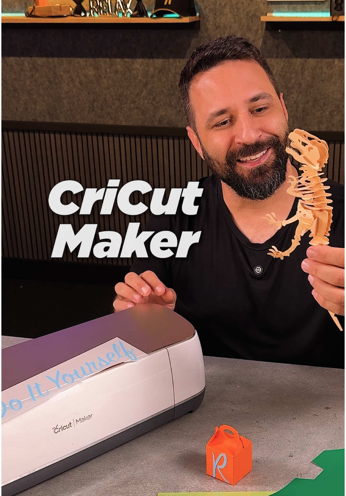 TikTok post by @rafaelzagobr for Cricut. Caption reads: Você cria, personaliza e ainda fatura com a....