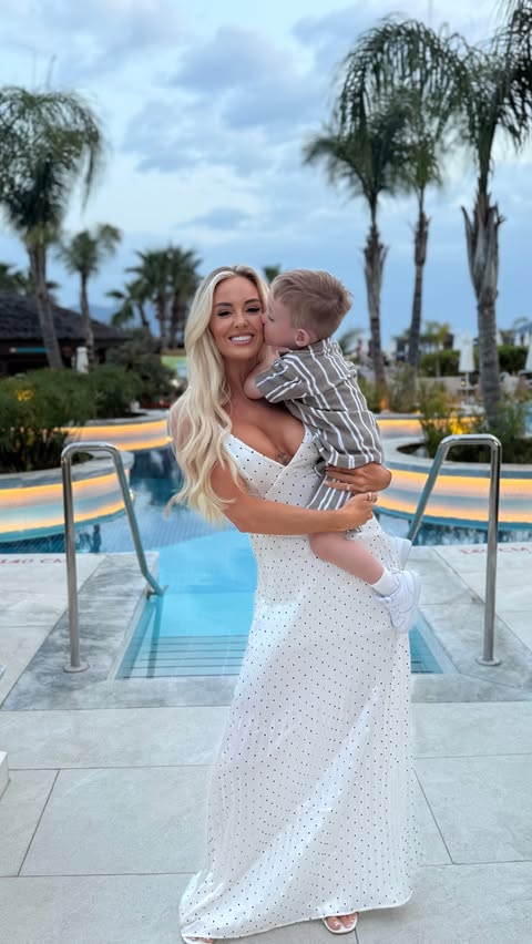 Instagram post by @leannequigleyx for Jet2.com & Jet2holidays. Caption reads: The most gorgeous time in the sun ☀️ @libertyfabay....