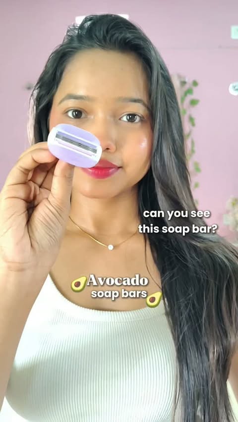 Instagram post by @sheshines05 for Gillette Venus. Caption reads: [...] link 🖇️ #RazorGirlie #MyntraBeauty....