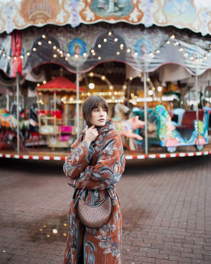 Instagram post by an influencer for ETRO. Caption reads: [...] Christmas season again ✨ @etro #Etro....