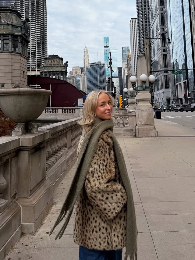 Instagram post by @__mollyhughes for Choose Chicago. Caption reads: [...] bull and a wholeee lotta steps xox....