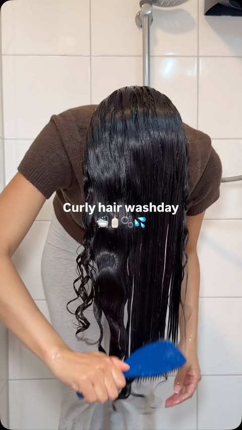 Instagram post by @alyshaa.gilbert for Garnier Nederland. Caption reads: Curly hair wash day 🛁🧴 Soo shinyy! This wash day....