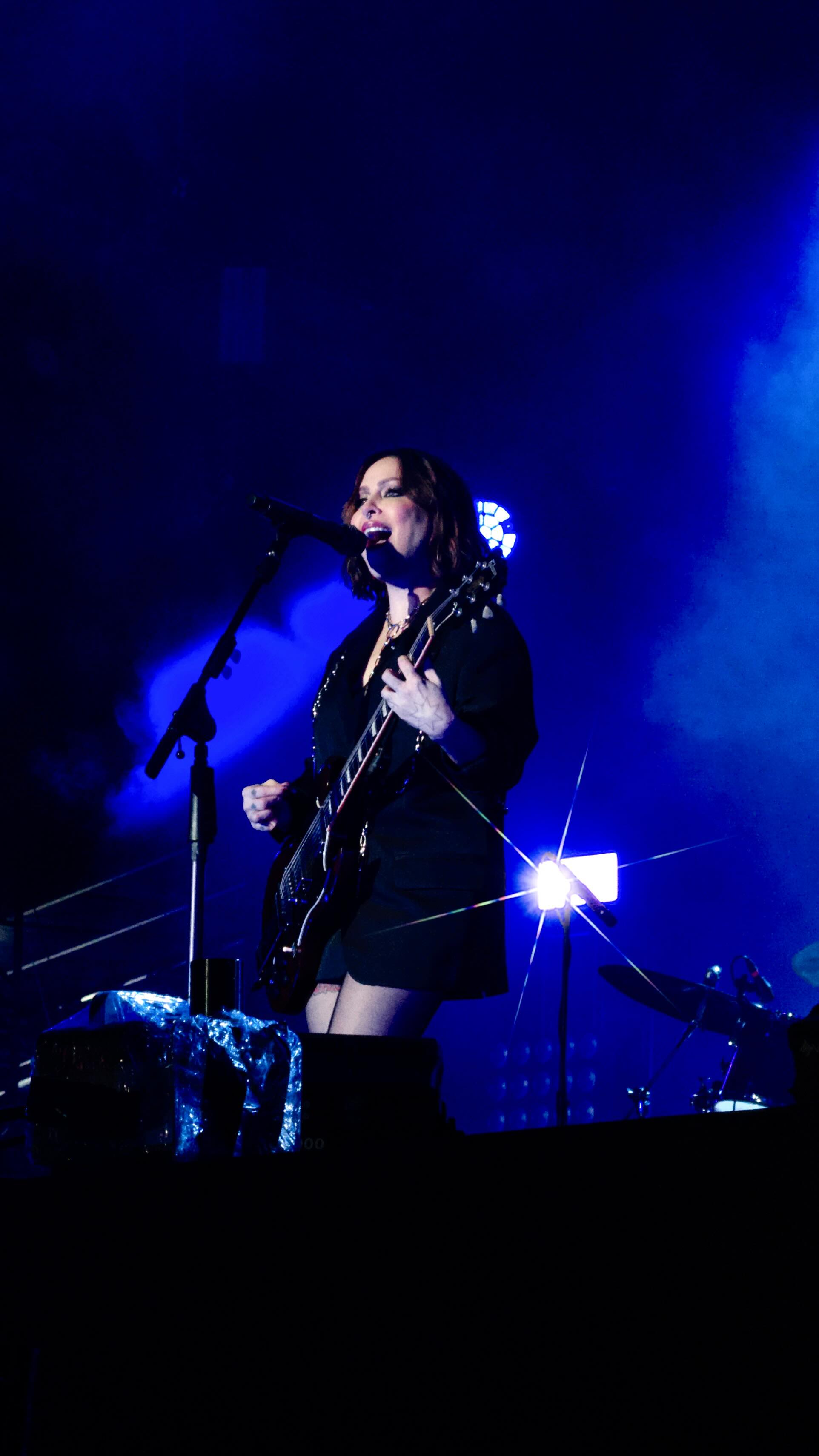 Instagram post by @pitty for Globoplay. Caption reads: BASTIDORES🤳@pitty se jogou na galera no....