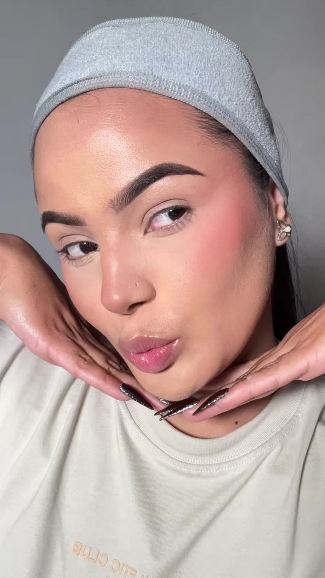 TikTok post by @ulemakeup0 for mixsoon. Caption reads: [...] para lucir un rostro de porcelana ✨💖....