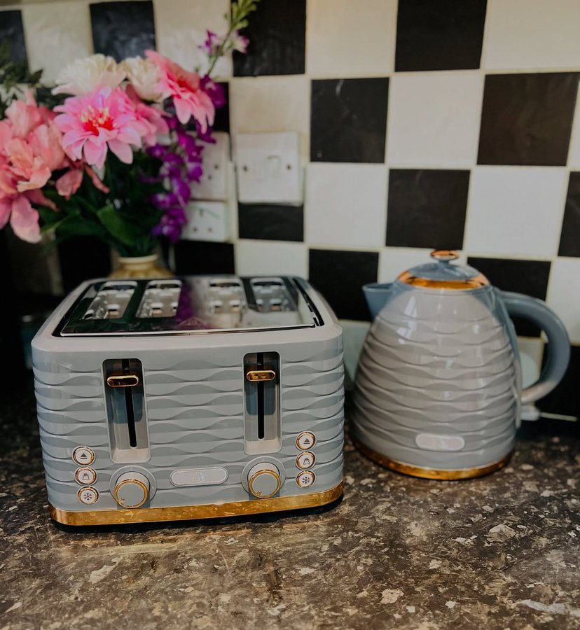 Instagram post by an influencer for Wowcher. Caption reads: [...] toaster and kettle set from @wowcher This....